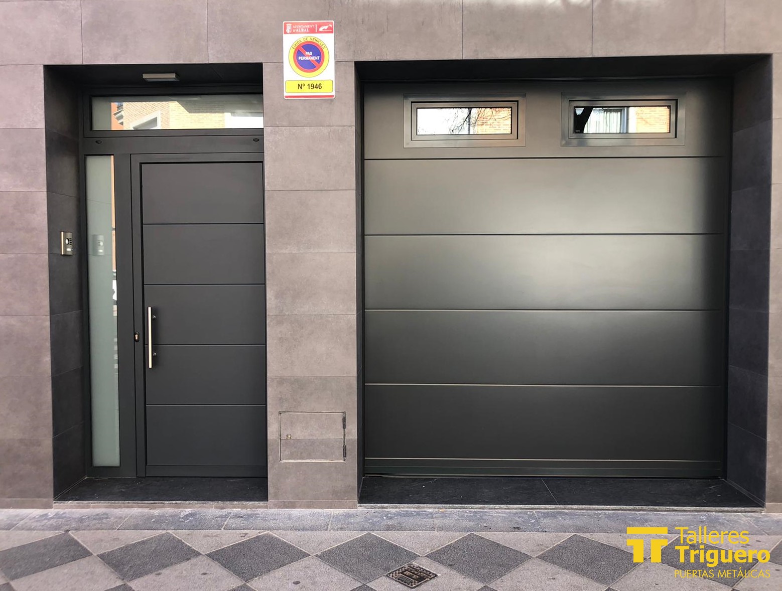 PUERTA SECCIONAL PANEL LISO LACADA EN NEGRO Y PUERTA DE CASA A JUEGO
