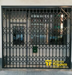 PUERTA EXTENSIBLE NEGRA PUERTA EXTENSIBLE NEGRA