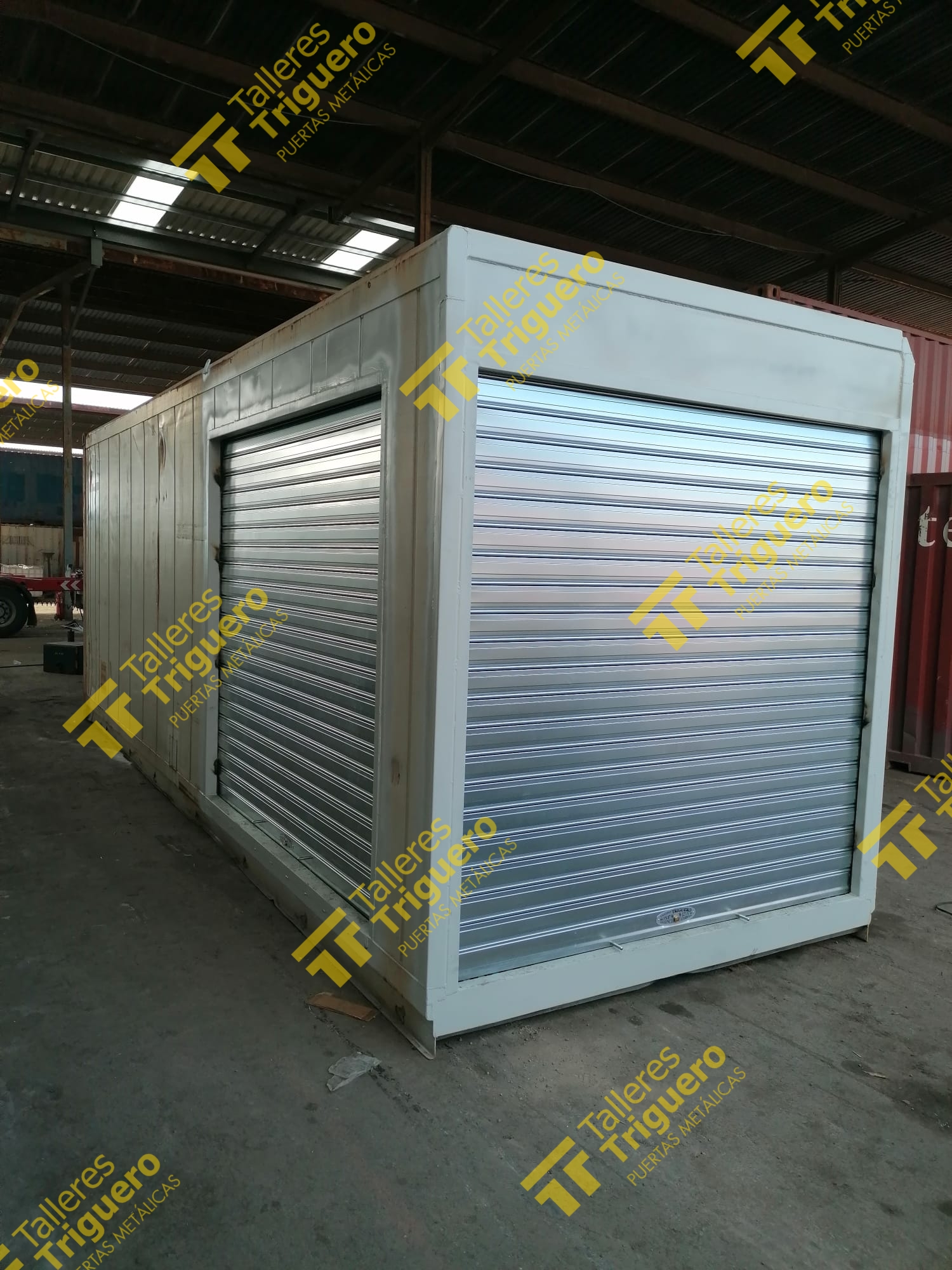 PUERTA ENROLLABLE GALVANIZADA MONTADA EN CONTENEDOR